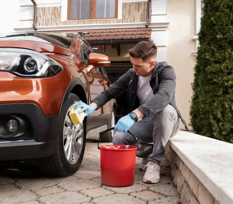 Lavage auto à domicile Ressons-le-Long : professionnel intervenant sur un véhicule